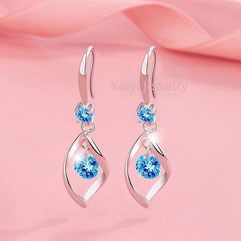 Forgó fülbevaló réz alapú, csepp alakú, aranyozott mesterséges kövek, elektroplatolás, egyszerű női stílus