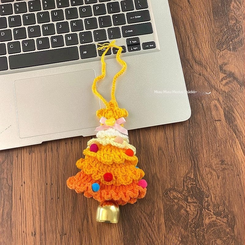 Gyapjúból készült karácsonyi harang dísz – virágos mintával, autó dísz, rajzfilm stílusú