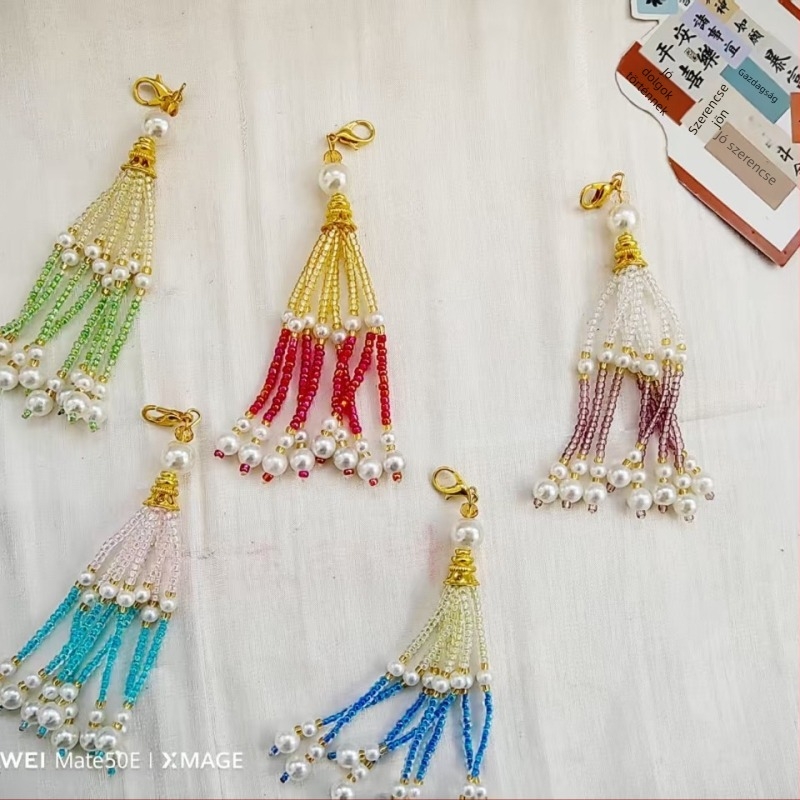 Kézzel készített gyöngyös bojtok ékszer alkatrészek – Anyag: gyöngyök, Szövési technika, 2024 nyár, Stílus: friss és édes