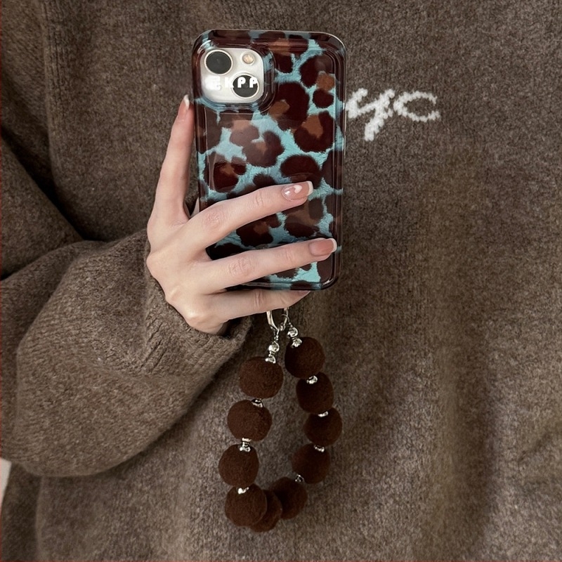 iPhone 16 Pro Max-hoz készült kemény tok, domborított dizájn, ütésálló védelem, Ins-stílus, kézi lánccal és prémes gömbbel