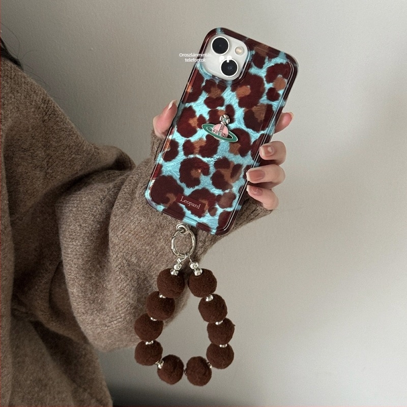 iPhone 16 Pro Max-hoz készült kemény tok, domborított dizájn, ütésálló védelem, Ins-stílus, kézi lánccal és prémes gömbbel