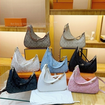 PU anyagú crossbody táska, vízszintes négyszögletes forma, cipzáras nyitás, laminált belső zseb, téli 2025 kiadás