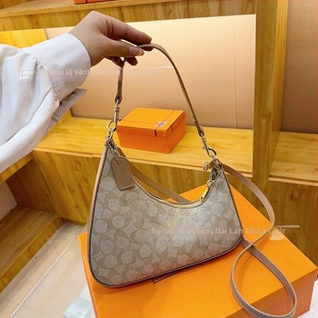 PU anyagú crossbody táska, vízszintes négyszögletes forma, cipzáras nyitás, laminált belső zseb, téli 2025 kiadás