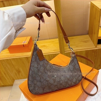 PU anyagú crossbody táska, vízszintes négyszögletes forma, cipzáras nyitás, laminált belső zseb, téli 2025 kiadás