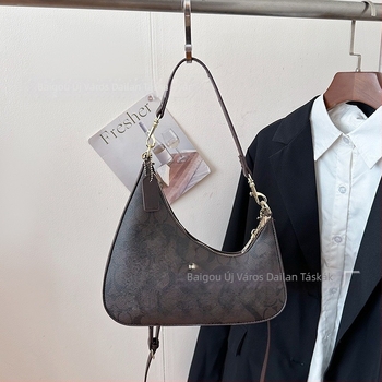 PU anyagú crossbody táska, vízszintes négyszögletes forma, cipzáras nyitás, laminált belső zseb, téli 2025 kiadás