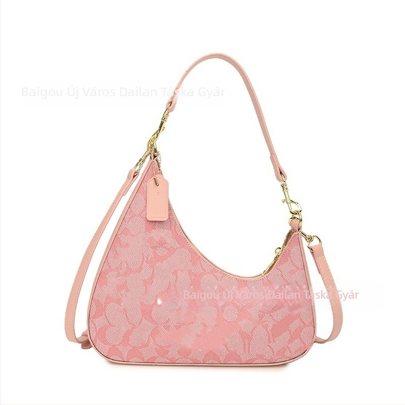 PU anyagú crossbody táska, vízszintes négyszögletes forma, cipzáras nyitás, laminált belső zseb, téli 2025 kiadás