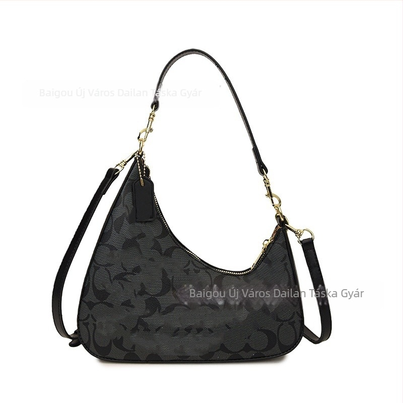 PU anyagú crossbody táska, vízszintes négyszögletes forma, cipzáras nyitás, laminált belső zseb, téli 2025 kiadás