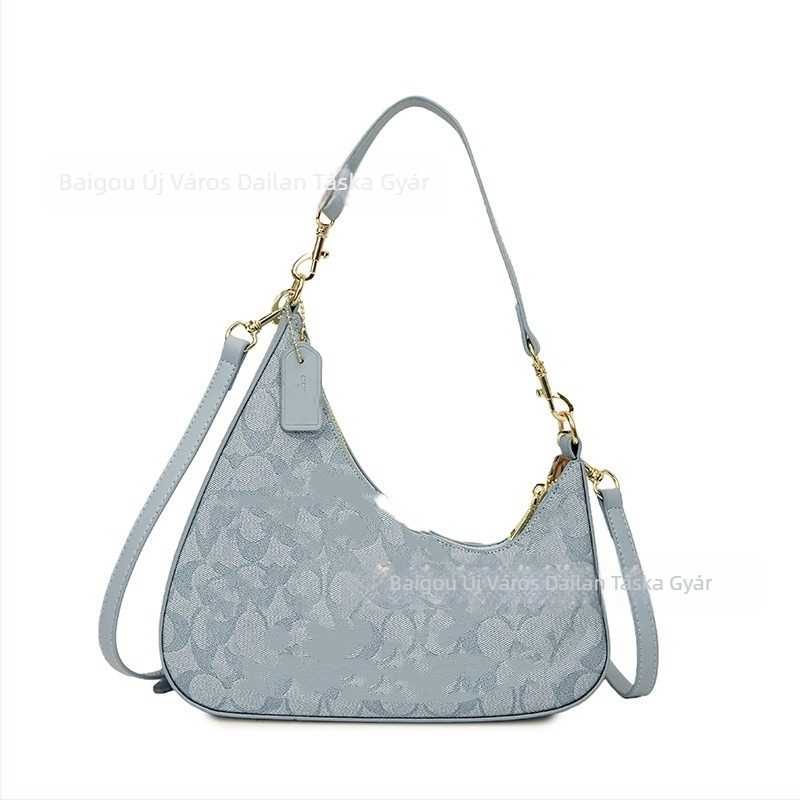 PU anyagú crossbody táska, vízszintes négyszögletes forma, cipzáras nyitás, laminált belső zseb, téli 2025 kiadás