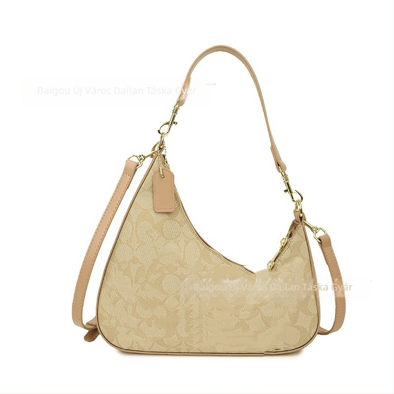 PU anyagú crossbody táska, vízszintes négyszögletes forma, cipzáras nyitás, laminált belső zseb, téli 2025 kiadás