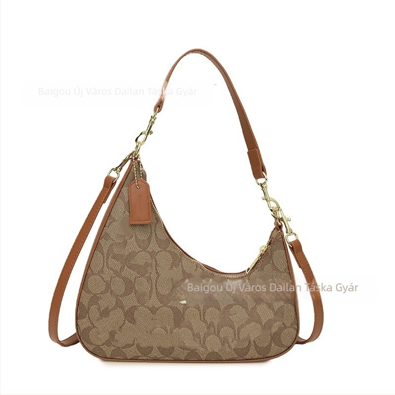 PU anyagú crossbody táska, vízszintes négyszögletes forma, cipzáras nyitás, laminált belső zseb, téli 2025 kiadás