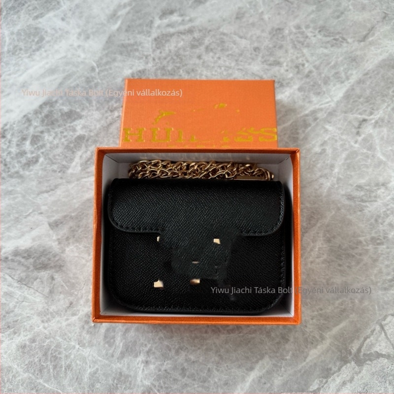 PU anyagú kis négyszögletes crossbody táska láncos pánttal — vízszintes alak; fedél típusú záródás; PU anyag