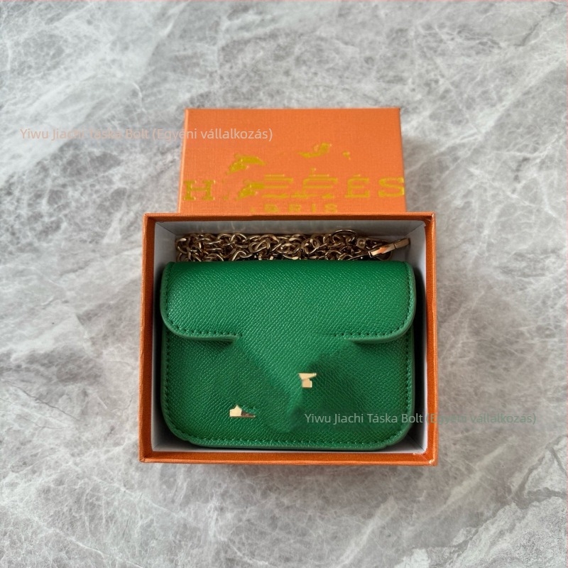 PU anyagú kis négyszögletes crossbody táska láncos pánttal — vízszintes alak; fedél típusú záródás; PU anyag
