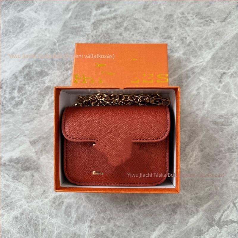 PU anyagú kis négyszögletes crossbody táska láncos pánttal — vízszintes alak; fedél típusú záródás; PU anyag