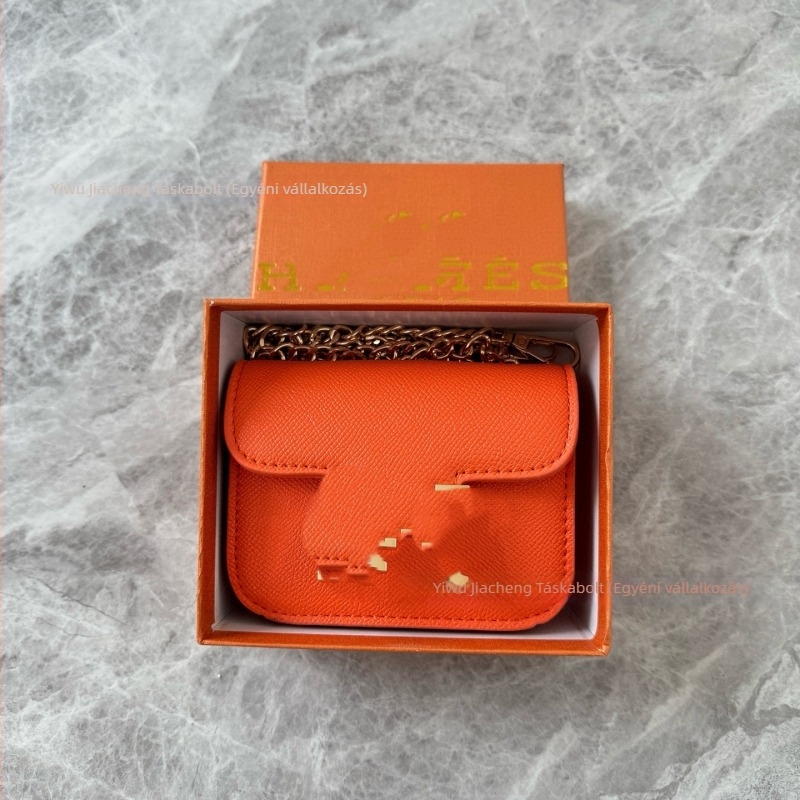 PU anyagú kis négyszögletes crossbody táska láncos pánttal — vízszintes alak; fedél típusú záródás; PU anyag