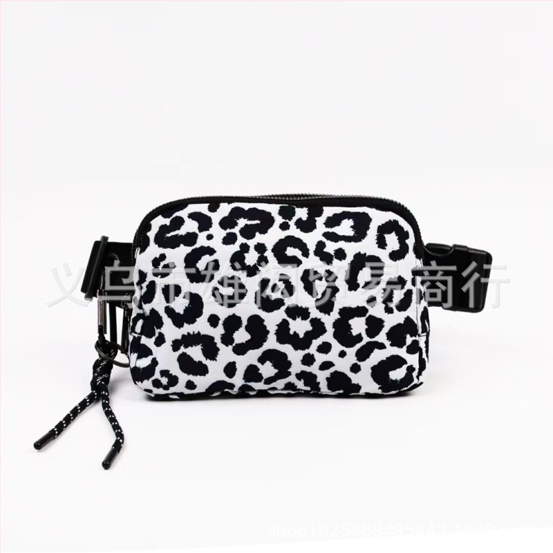 Keresztpántos táska, városi egyszerűség stílus, nejlon külső, 2025 tavasz, cipzáras nyitás, poliészter bélés, belső zsebek telefonhoz, személyi igazolványhoz és kamerához