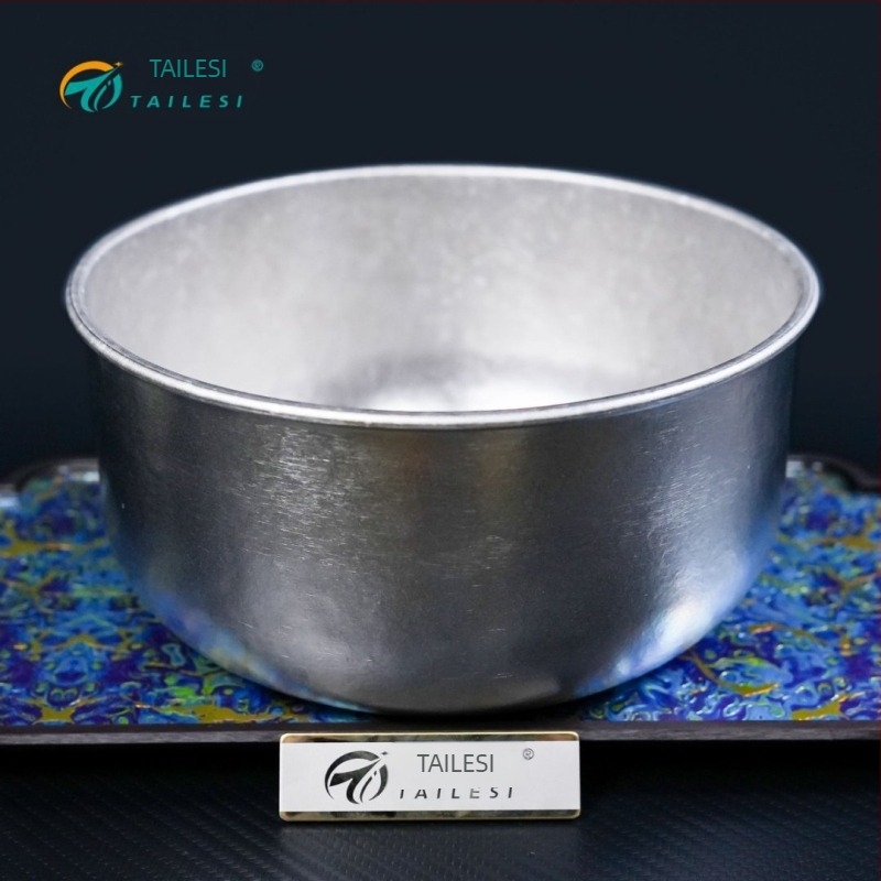 Tiszta titán saláta tál, 2000 ml kapacitás, mikrohullámú sütőben használható, kézzel rajzolt felület