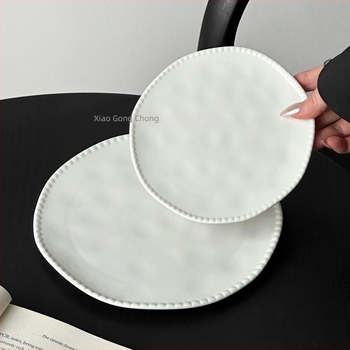 Kerámiából készült sík tál gyöngyös éllel, szabálytalan alak, modern minimalist stílus, mikrohullámú sütőben használható