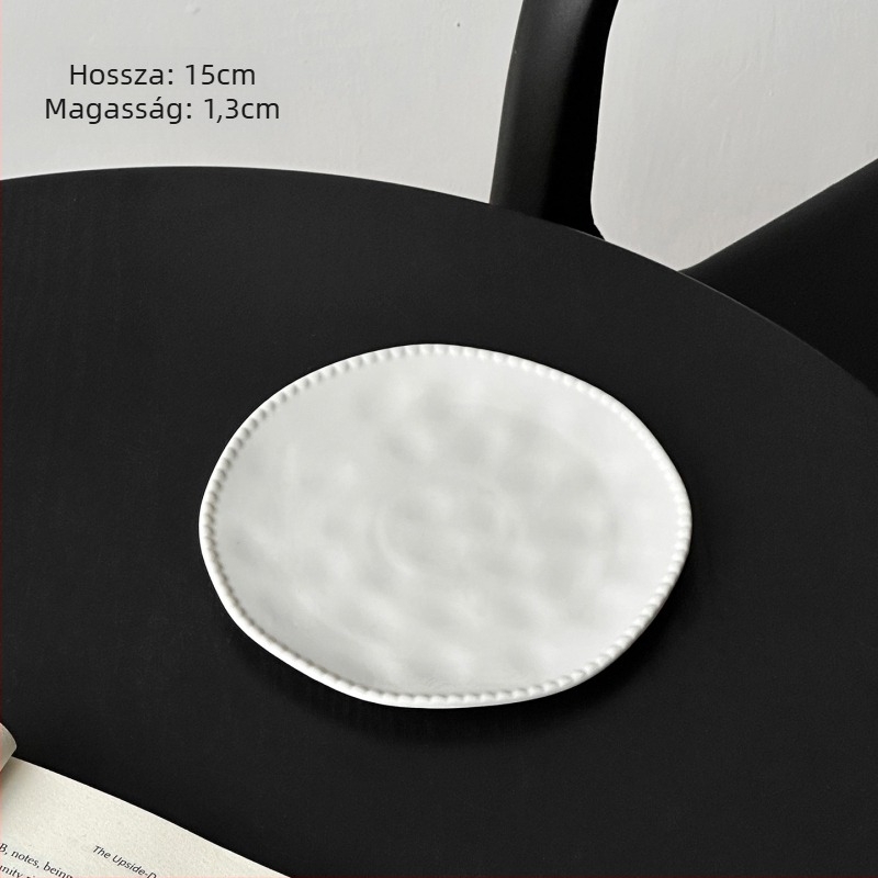 Kerámiából készült sík tál gyöngyös éllel, szabálytalan alak, modern minimalist stílus, mikrohullámú sütőben használható