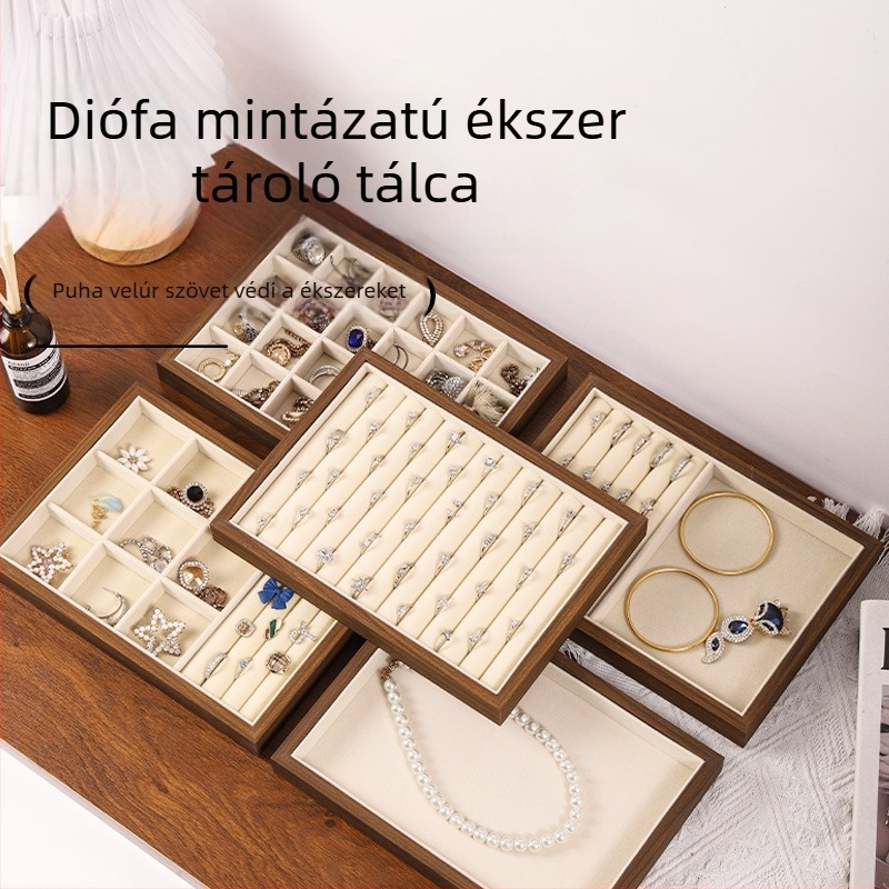 Kerek ékszertálca bőrtokkal és flanel anyaggal, egy rétegű, kézzel készített.