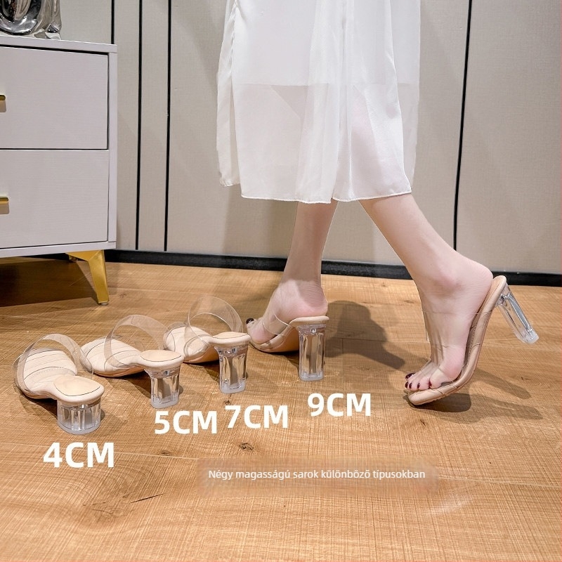 Egy pántos szandál, PVC felsőrésszel, négyszögletes orr, gumírozott talp, 3–6 cm vastag sarok