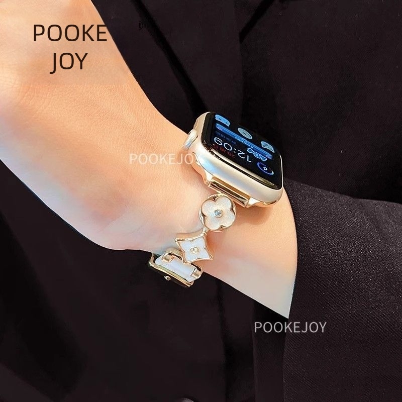 Apple Watch szíj – fémes és bőrös szíj négylevelű lóhere motívummal; kompatibilis Apple Watch-tal; interfész méret testre szabható; csat típusa részletekben; üzleti stílus