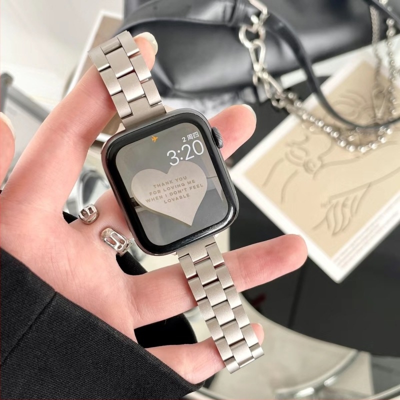 Rozsdamentes acél Apple Watch szíj, iWatch S10 kompatibilis, női fém szíj három gyöngyös mintával és karcsú vonalakkal