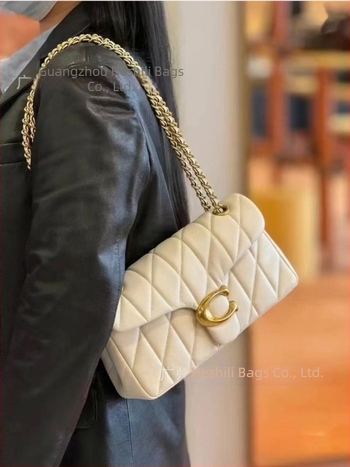 Koujia báránybőr Tabby táska, Dionüszos ihletésű, kis méretű, diamantmintás varrással, váll- vagy crossbody táska láncos pánttal.