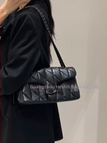 Koujia báránybőr Tabby táska, Dionüszos ihletésű, kis méretű, diamantmintás varrással, váll- vagy crossbody táska láncos pánttal.