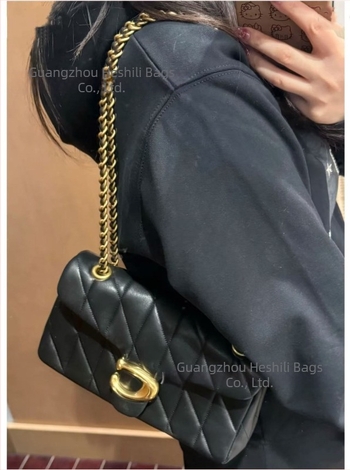Koujia báránybőr Tabby táska, Dionüszos ihletésű, kis méretű, diamantmintás varrással, váll- vagy crossbody táska láncos pánttal.