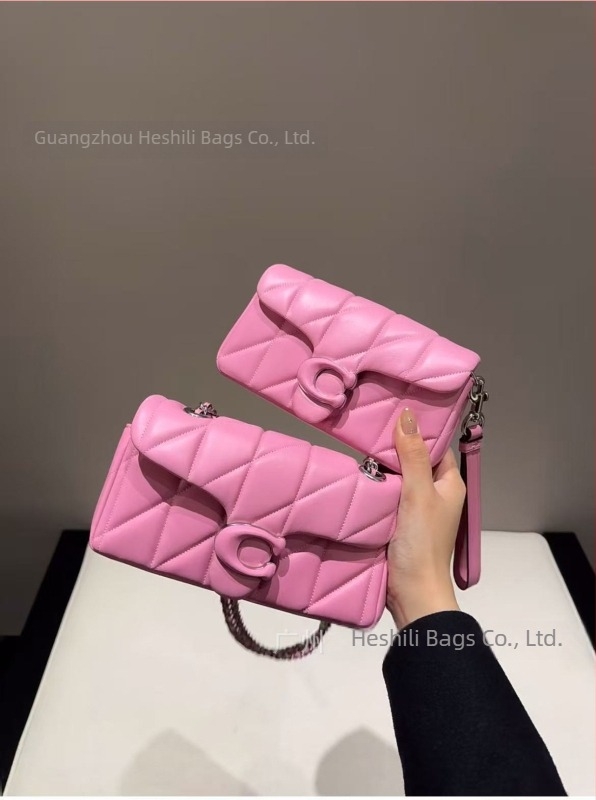 Koujia báránybőr Tabby táska, Dionüszos ihletésű, kis méretű, diamantmintás varrással, váll- vagy crossbody táska láncos pánttal.