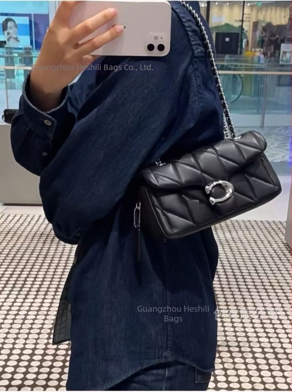 Koujia báránybőr Tabby táska, Dionüszos ihletésű, kis méretű, diamantmintás varrással, váll- vagy crossbody táska láncos pánttal.