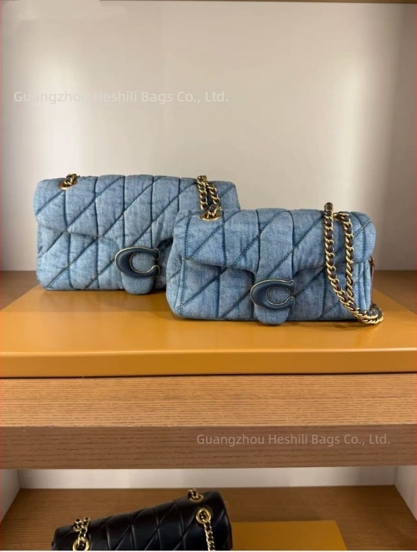 Koujia báránybőr Tabby táska, Dionüszos ihletésű, kis méretű, diamantmintás varrással, váll- vagy crossbody táska láncos pánttal.
