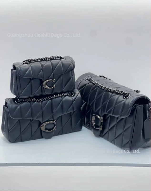 Koujia báránybőr Tabby táska, Dionüszos ihletésű, kis méretű, diamantmintás varrással, váll- vagy crossbody táska láncos pánttal.