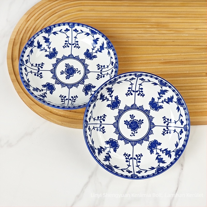 Porcelán tányér kézzel rajzolt virágokkal, kerek formájú, mikrohullámú sütőben használható