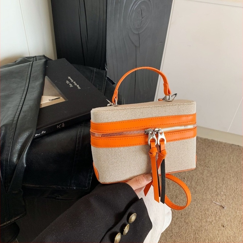 Box táska szalma anyagból, városi minimalist stílus, vízszintes négyzetes forma, cipzár, nylon belső, egy vállpánt