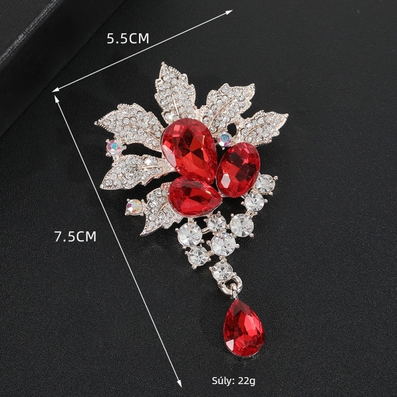 Ötvözet brooch, virágos vintage stílus kristályos díszítéssel – dekorációhoz, esküvőhöz és ajándékba
