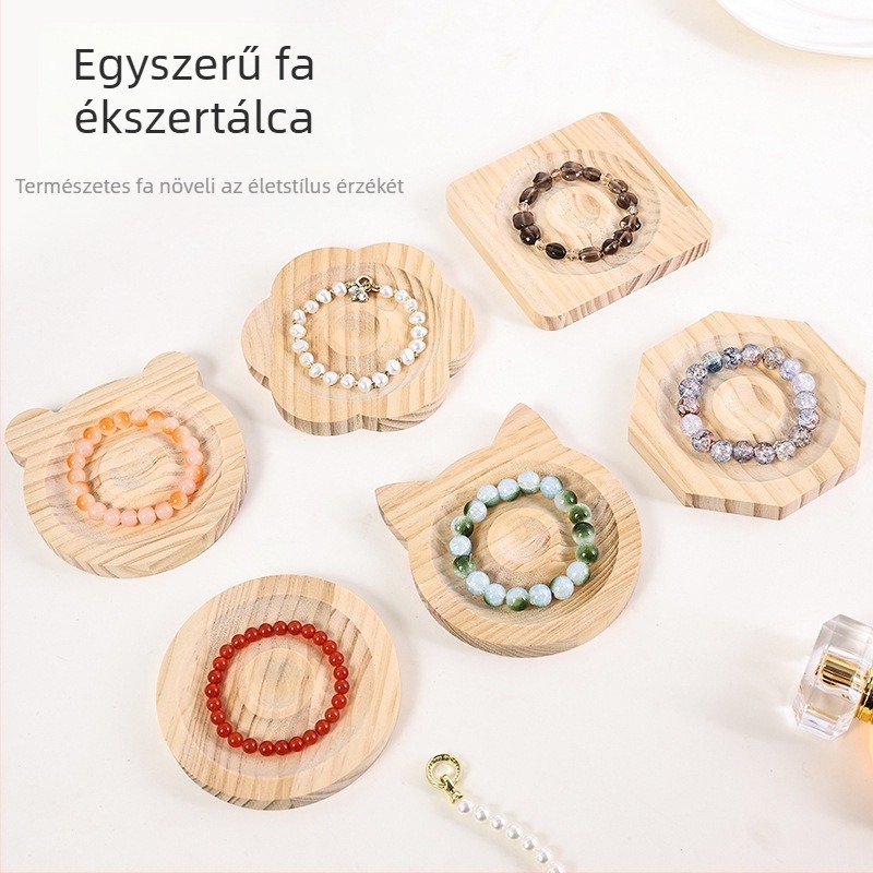 Fából készült karkötő bemutató tálca, tömörfa, egylépcsős kivitel, művészi stílus, lyukasztási technika, gyöngyökkel díszített lemez