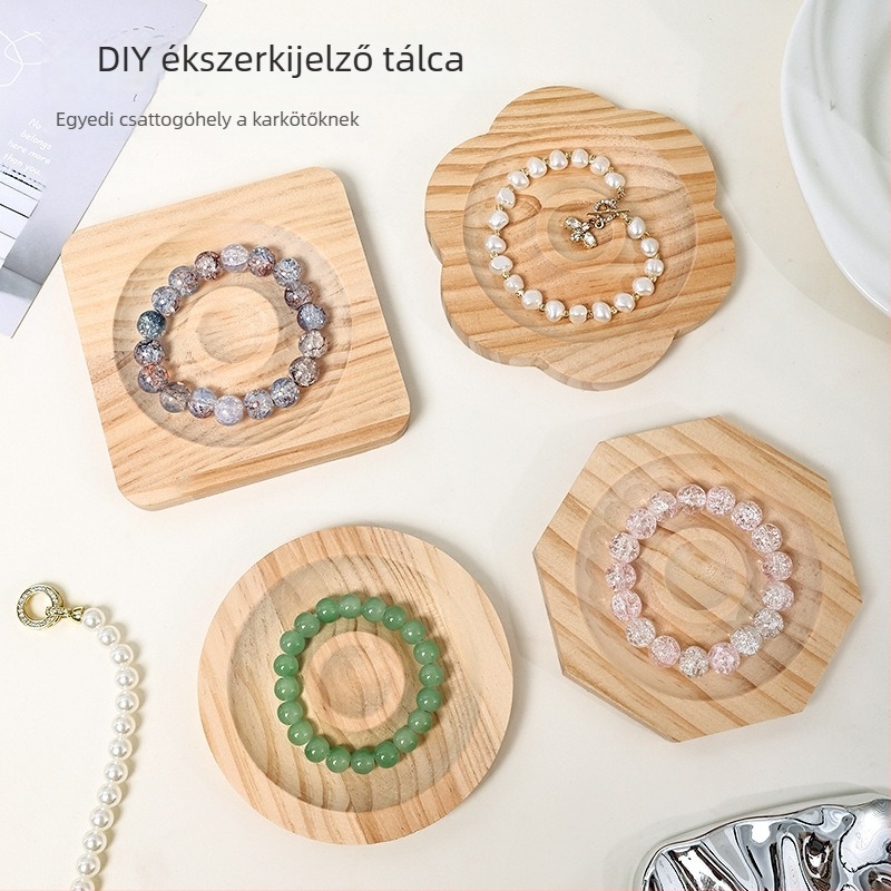 Fából készült karkötő bemutató tálca, tömörfa, egylépcsős kivitel, művészi stílus, lyukasztási technika, gyöngyökkel díszített lemez