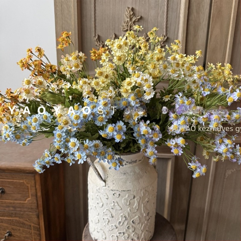 Mesterséges Daisy virágsokor — Kiváló minőségű chamomile-stílusú kézben tartható nappali dekoráció; Anyagok: műanyag, selyemvirágok; Kivitelezés: virágok rendezése; Fajta: Daisy; Cél: Díszítés