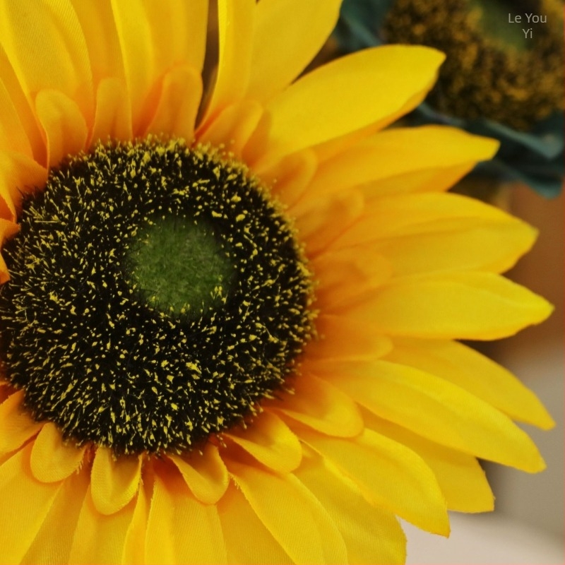 Művirág napraforgó selyemből, szárával – Fotózásra és otthoni dekorációhoz – Le youyi