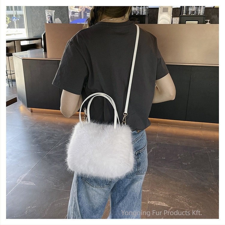 Crossbody táska mesterséges róka szőrrel — négyszögletes forma, mágneses zárás, telefontartó zseb, városi minimalist stílus