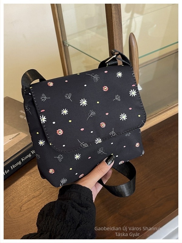 Mindennapi viseletre szánt nylonból készült crossbody táska telefonszebbel és mágneses zárással
