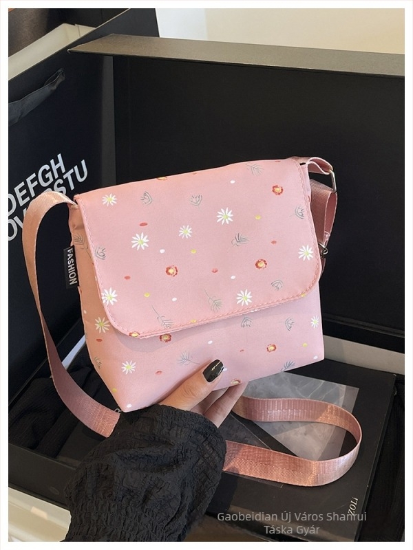 Mindennapi viseletre szánt nylonból készült crossbody táska telefonszebbel és mágneses zárással