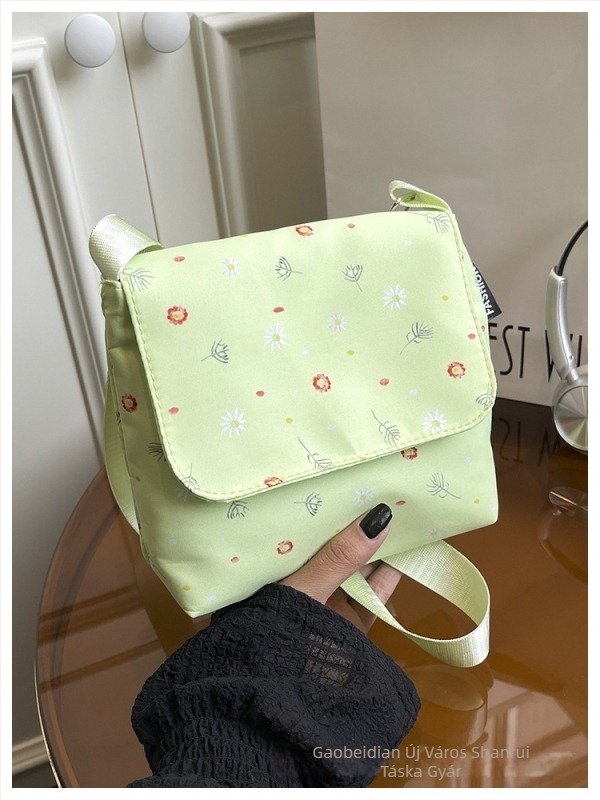 Mindennapi viseletre szánt nylonból készült crossbody táska telefonszebbel és mágneses zárással