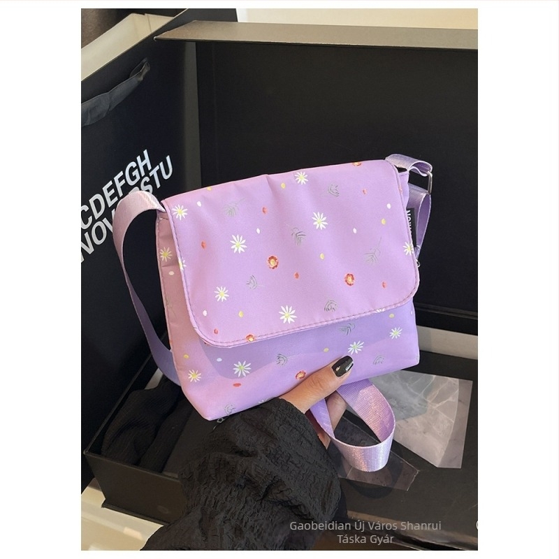 Mindennapi viseletre szánt nylonból készült crossbody táska telefonszebbel és mágneses zárással