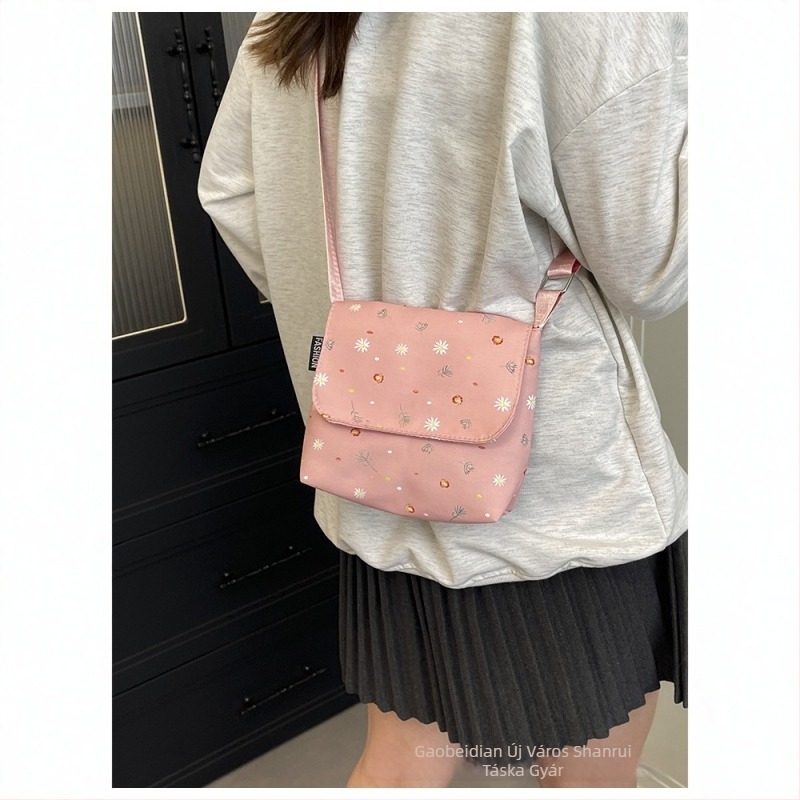 Mindennapi viseletre szánt nylonból készült crossbody táska telefonszebbel és mágneses zárással