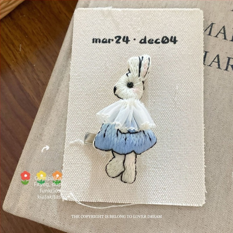 Brooch keverék anyagokból, motívumok: állat, korona, szív, virág és masni; elektroplattázás; kettős használat; nőknek