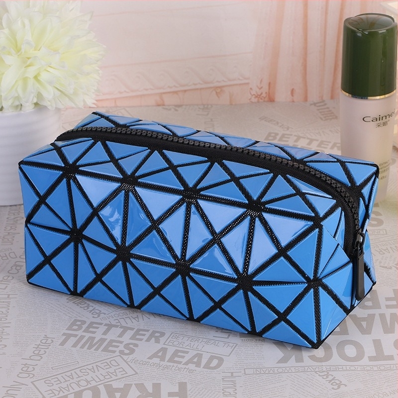 PVC anyagú kozmetikai táska geometriai mintával, belső cipzáras zsebbel, nylon bélés, hordozható clutch