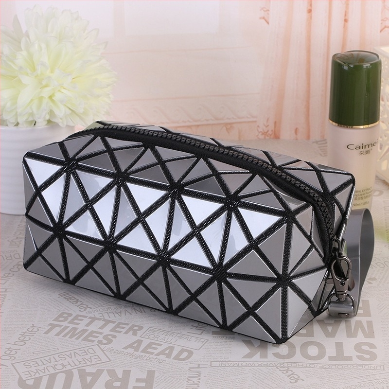 PVC anyagú kozmetikai táska geometriai mintával, belső cipzáras zsebbel, nylon bélés, hordozható clutch