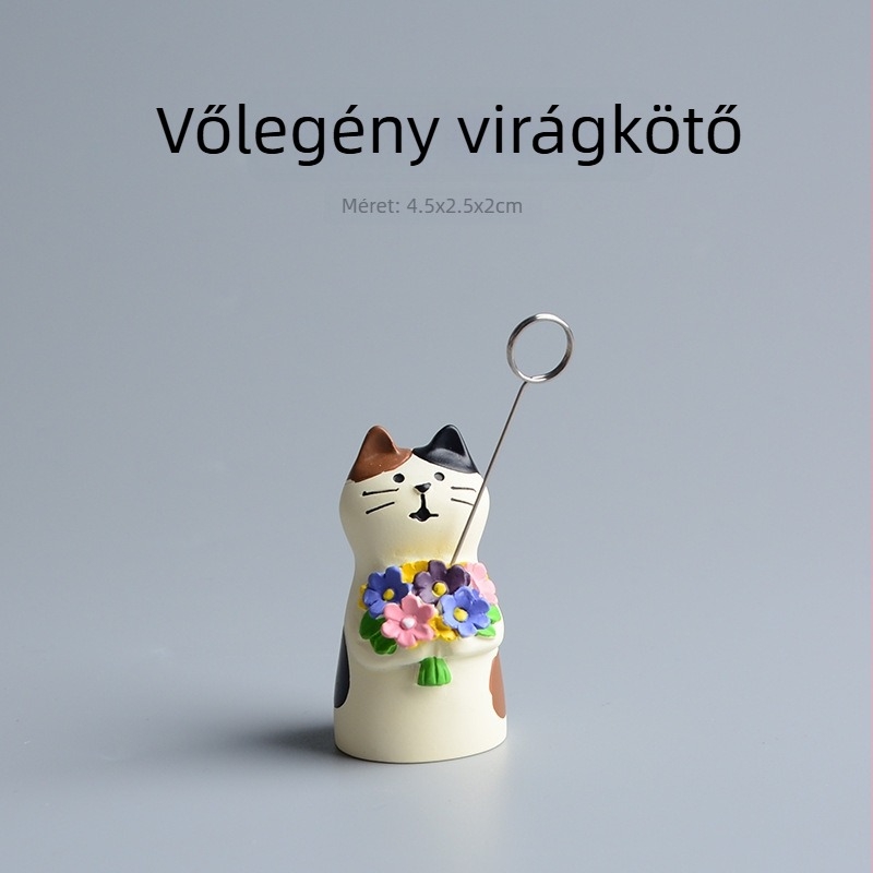 Esküvői tortadísz – menyasszony és vőlegény műgyanta figura, rajzfilmszerű stílus, mikro táj